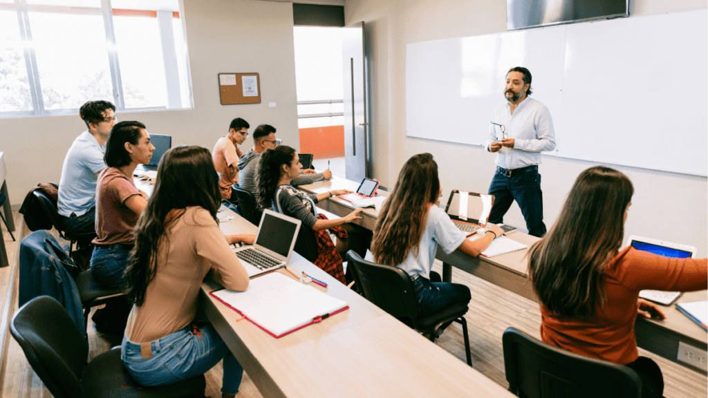 Psicopedagogo dando aula em sala com alunos, ilustrando a atuação docente possível na psicopedagogia