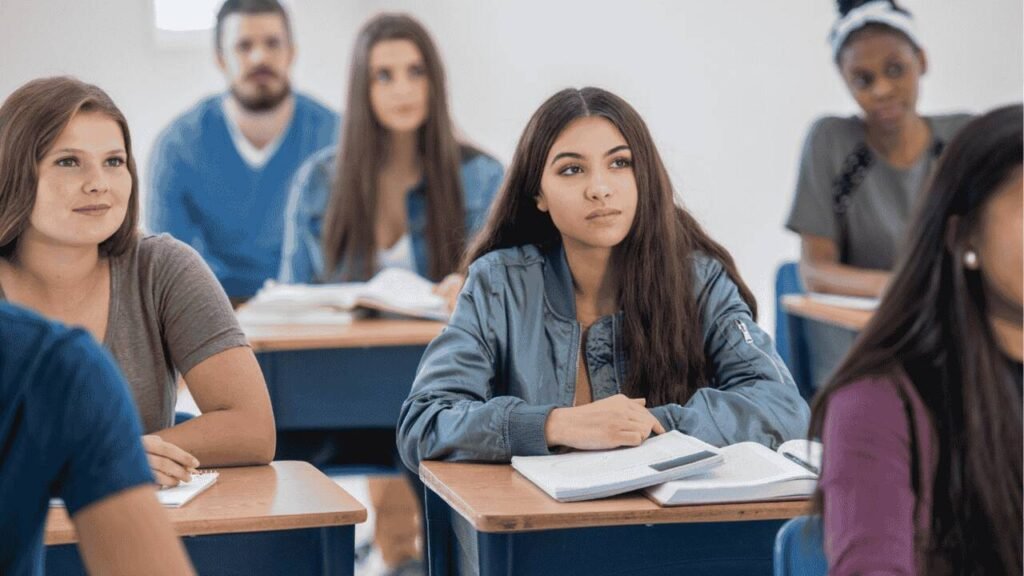 Estudante concentrado durante sessão com psicopedagoga, usando técnicas de estudo personalizadas para se preparar para o Enem, com materiais escolares e plano de estudos sobre a mesa