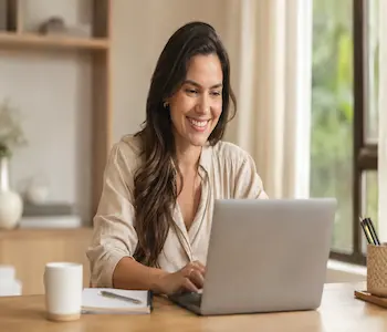 Psicopedagoga trabalhando em home office com autonomia
