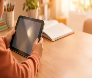 Telas e desenvolvimento infantil: criança usando tablet enquanto pais observam o tempo de tela